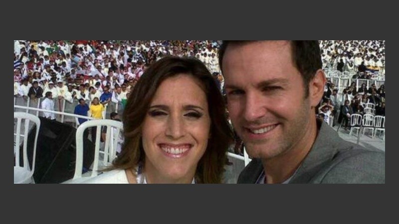 La cantante de folklore y el artista pop, felices de cantarle a Francisco. 