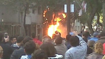 La gente se agolpó en el lugar del hecho.