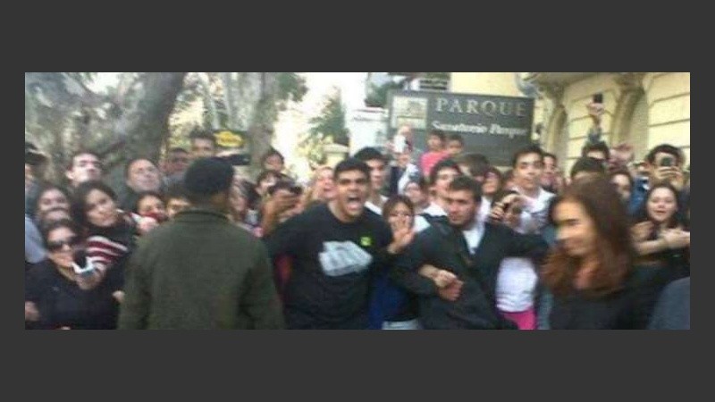 La presidenta al salir del sanatorio.