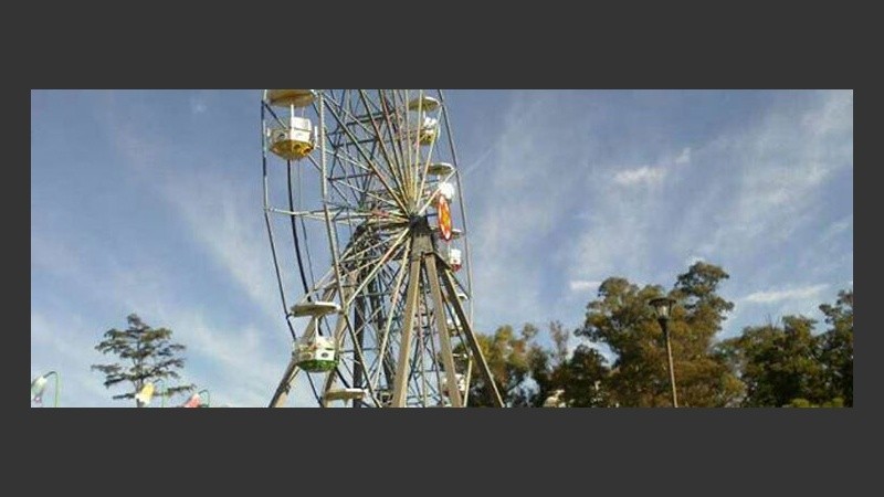 Uno de los carritos de la rueda de la fortuna colpasó pasadas las 16.