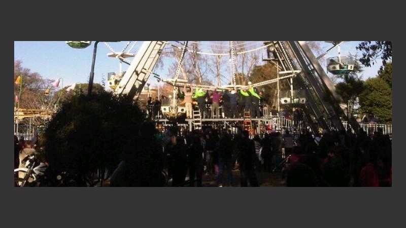 El trabajo para auxiliar a los heridos.