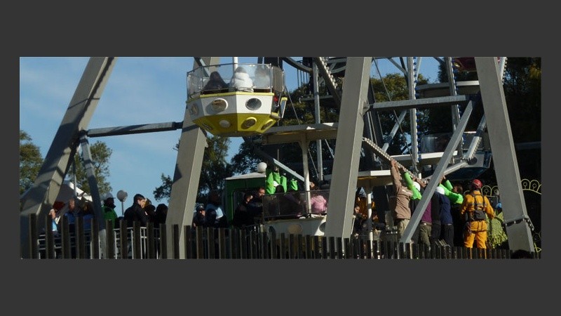 Agentes y bomberos bajaron de forma manual a los ocupantes del resto de los carros.
