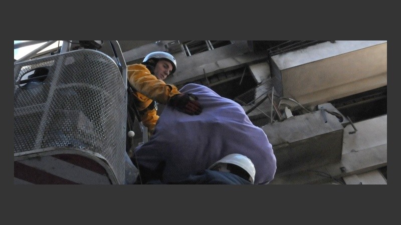Los bomberos sacaron pertenencias de los vecinos.