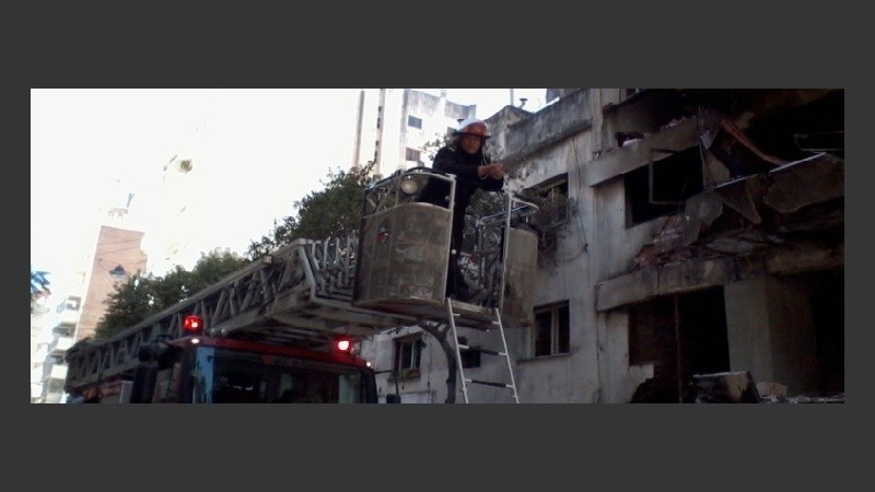 Los bomberos sacaron pertenencias de los vecinos.