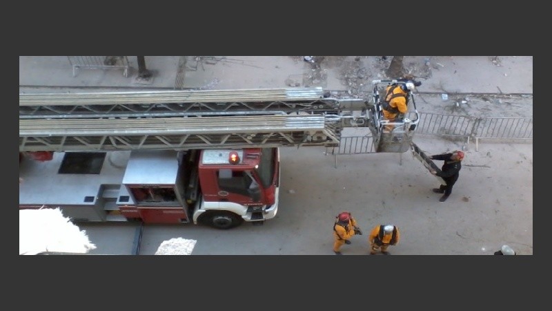 Los bomberos sacaron pertenencias de los vecinos.