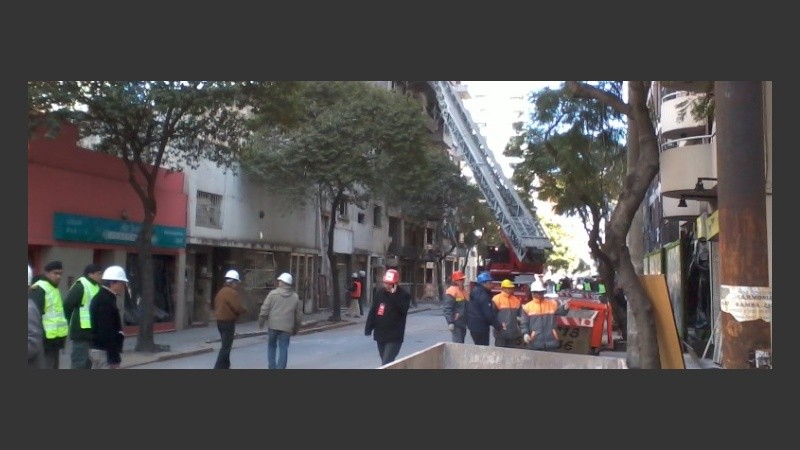 Los bomberos sacaron pertenencias de los vecinos.