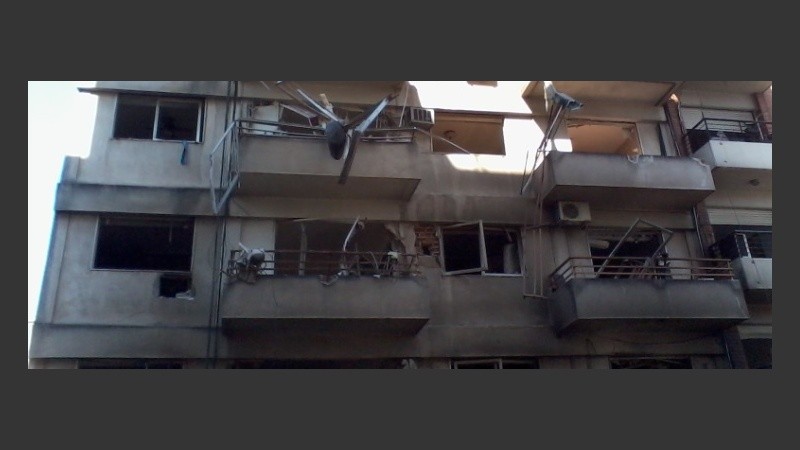 Los bomberos sacaron pertenencias de los vecinos.