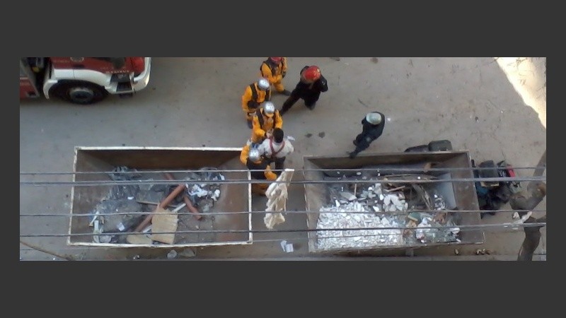 Los bomberos sacaron pertenencias de los vecinos.
