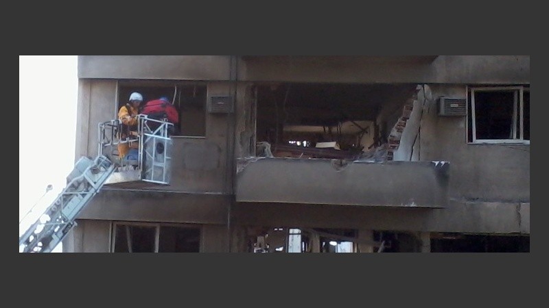 Los bomberos sacaron pertenencias de los vecinos.