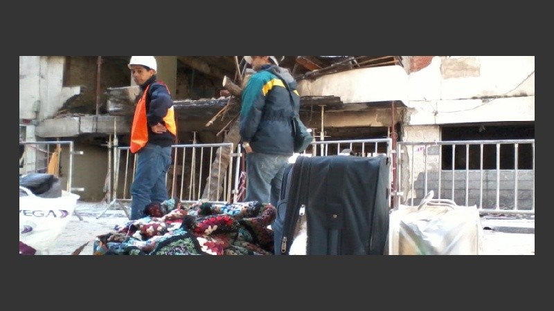Los bomberos sacaron pertenencias de los vecinos.