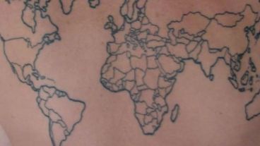 El hombre se marca cada lugar por el que pasó.