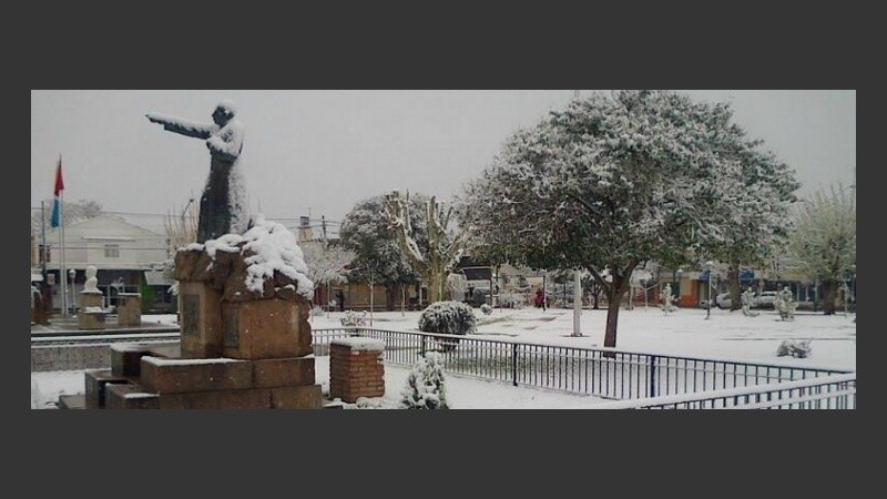 La localidad de Cura Brochero amaneció cubierta de nieve. (@tinchoquevedo)