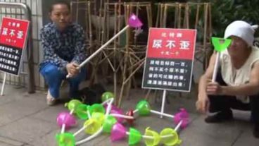 Los dispositivos se venden frente a los baños públicos.