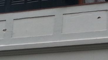 Huellas de las balas en el frente de la casa del gobernador.