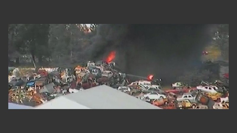 Las llamas afectaban a vehículos apilados en el predio a cielo abierto.