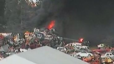 Las llamas afectaban a vehículos apilados en el predio a cielo abierto.