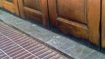 Casi tres meses después, los restos del ataque sobre calle Agrelo.