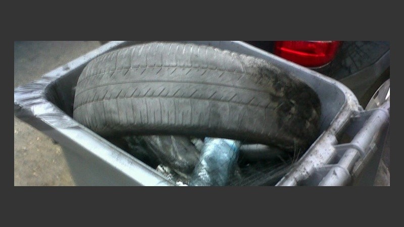 Uno de los neumáticos en la basura de El Paso.