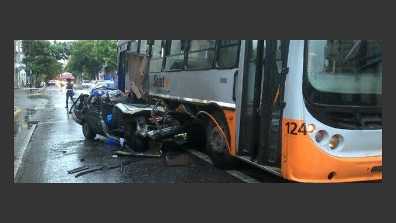 El colectivo arrastró unos 20 metros al auto.