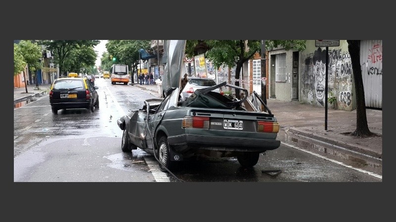 El auto quedó totalmente destrozado.