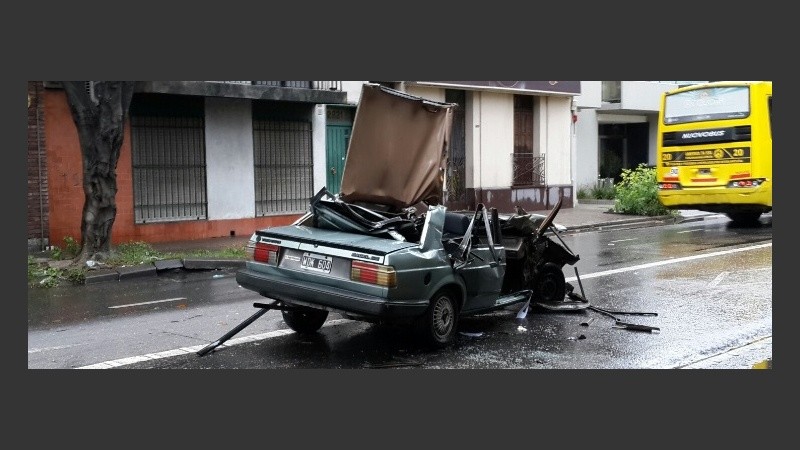 El auto quedó totalmente destrozado.
