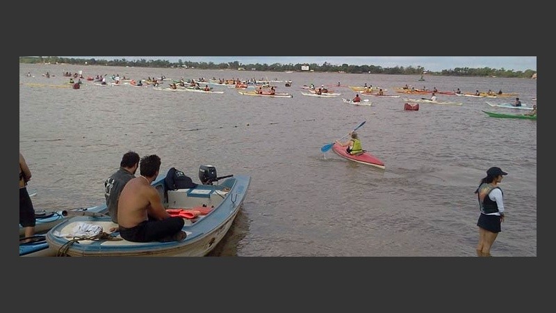 Un bote espera desde la orilla; la caravana ya partió hacia el puente.