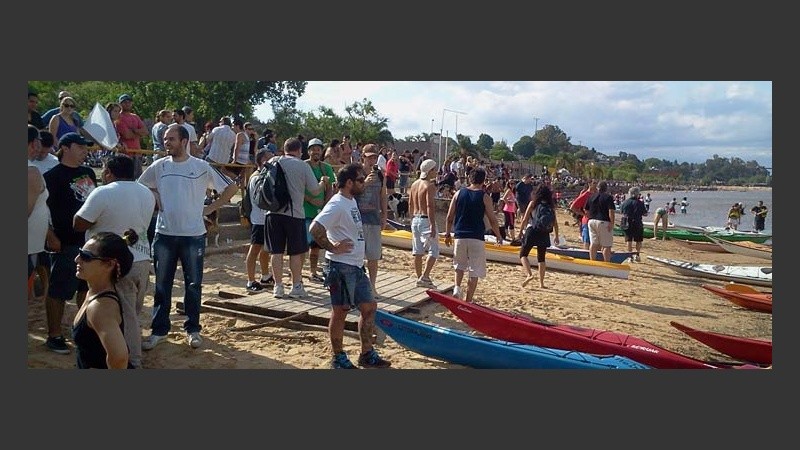 Muchas personas acompañaron la movida desde tierra firme.