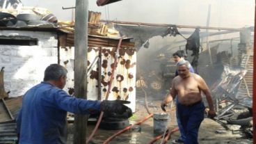 Fuego en casillas precarias.