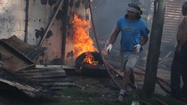 Fuego en casillas precarias.
