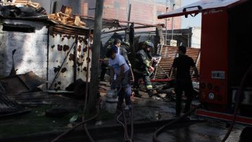 Fuego en casillas precarias.