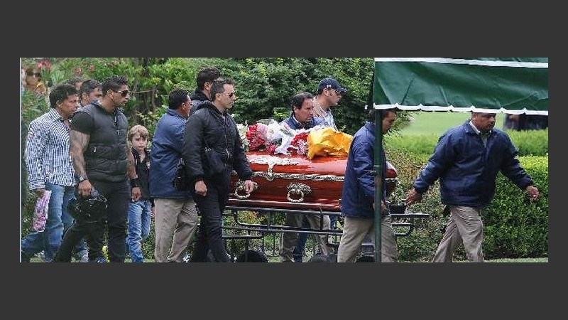 Felipe, de nueve años, despidió los restos junto a allegados a su padre.