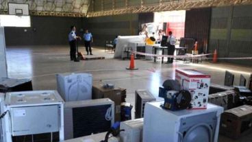 La policía detuvo a 122 sospechosos y recuperó algunos objetos robados en los saqueos.