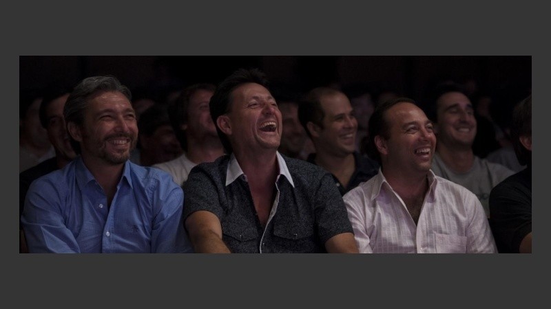 La platea masculina festejaba las ocurrencias de los dos amigos.