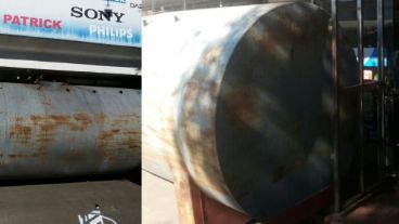 La cisterna bloqueaba la entrada de la casa de electrodomésticos.