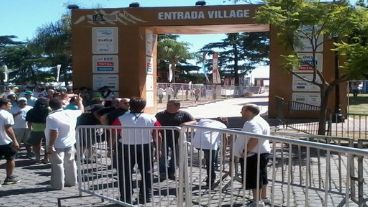 Mucha gente esperaba su turno para ingresar al Village.