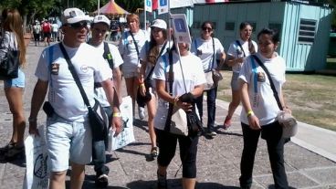 Los voluntarios asesoran a espectadores con inquietudes.