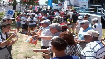 Espectadores disfrutan la espera.