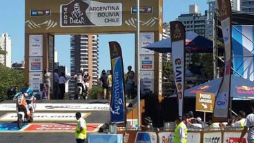 Tarde de sol y fierros: una de las motos en la partida simbólica.