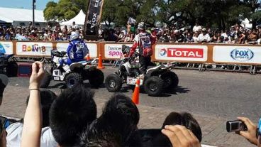 Los cuatri desfilaron por el Monumento.