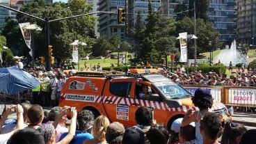 La llegada de uno de los equipos ante miles de espectadores.