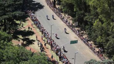 Miles de personas siguieron el Dakar por la costanera.