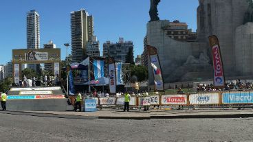 La rampa, el centro de la escena al pie del Monumento.