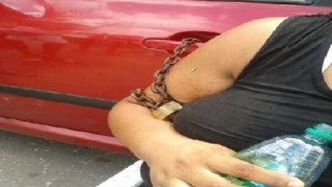 Una mujer se encadenó a la manija de la puerta del auto del funcionario.