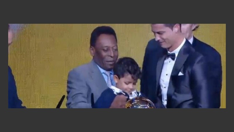 Pelé entregó el trofeo a Cristiano, que subió junto a su hijo. 