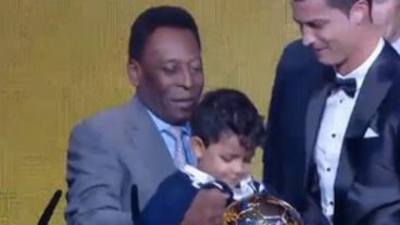 Pelé entregó el trofeo a Cristiano, que subió junto a su hijo.