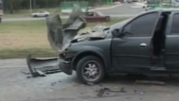 El automóvil sufrió grandes daños.