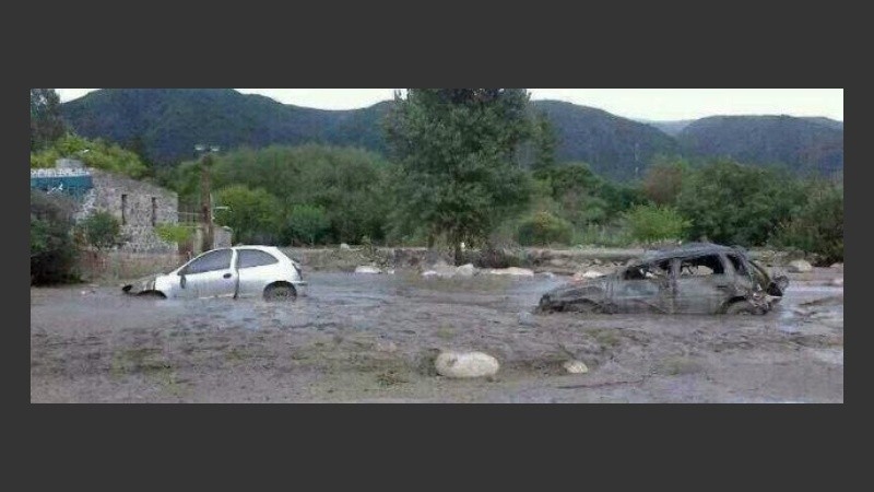 Fuerte alud provocó serios daños en la localidad de El Rodeo.