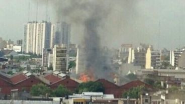La columna de humo dividía el cielo porteño.