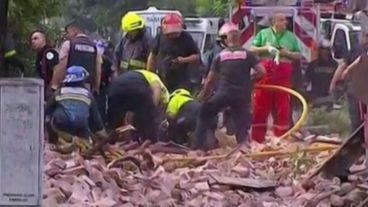 Los bomberos trabajaban sobre las llamas y los escombros.