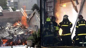 El depósito incendiado y el trabajo de los bomberos.